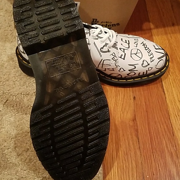 New in box Doc Martens script backhand shoes - Picture 2 of 3